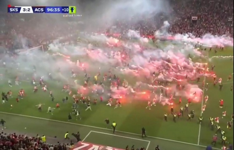世界杯比赛在线观看平台-就差几分钟了!捷媒:布拉格斯拉维亚队冲冠战因球迷骚乱被判负